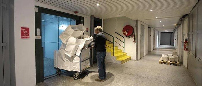 1 ascenseur d'1 tonne et un monte charge desservent  les 4 niveaux